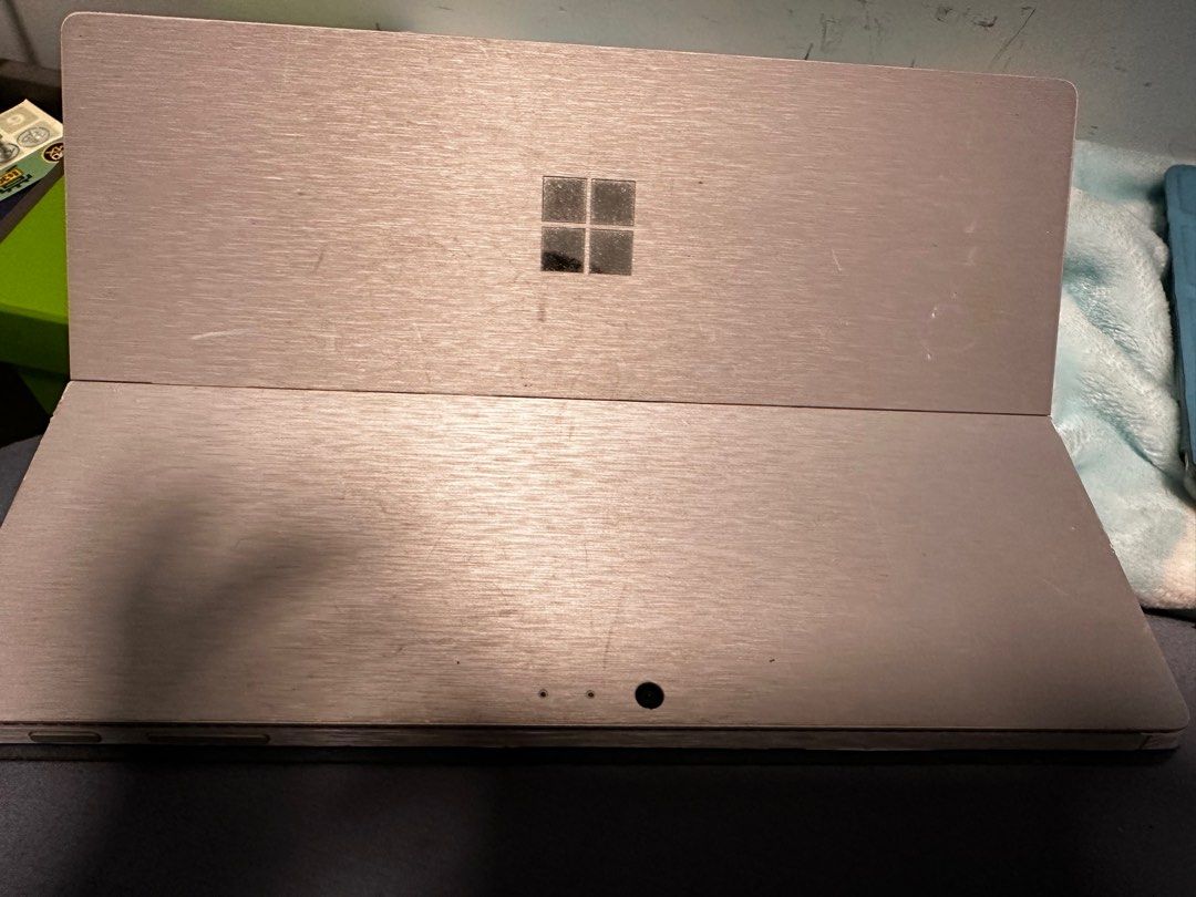 Surface （分類：手提電腦）位於 Hong Kong。 由 rochellefok 提交（商品編號 1339167937，圖片 3）。簡介： Surface ，非常新，無保養，一切正常，輕便文書機，跟充電一個。
