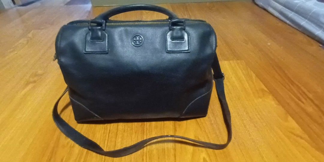 Tory (Category: Luxury Bags & Wallets) located in Imus. Submitted by cha.uy0403 (Listing ID 1339100607, Image 1). Description: .