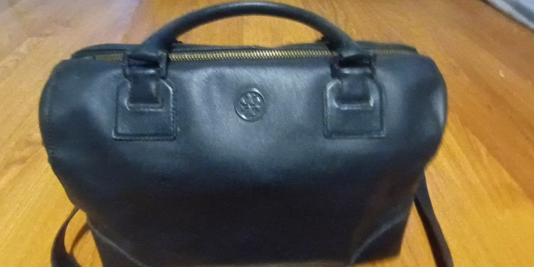 Tory (Category: Luxury Bags & Wallets) located in Imus. Submitted by cha.uy0403 (Listing ID 1339100607, Image 2). Description: .