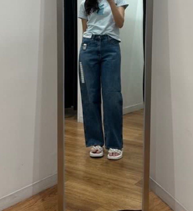 Uniqlo Wide Straight Jeans (Category: Jeans) located in Manila. Submitted by 9901x (Listing ID 1339079150, Image 2). Description: SIZE 24.