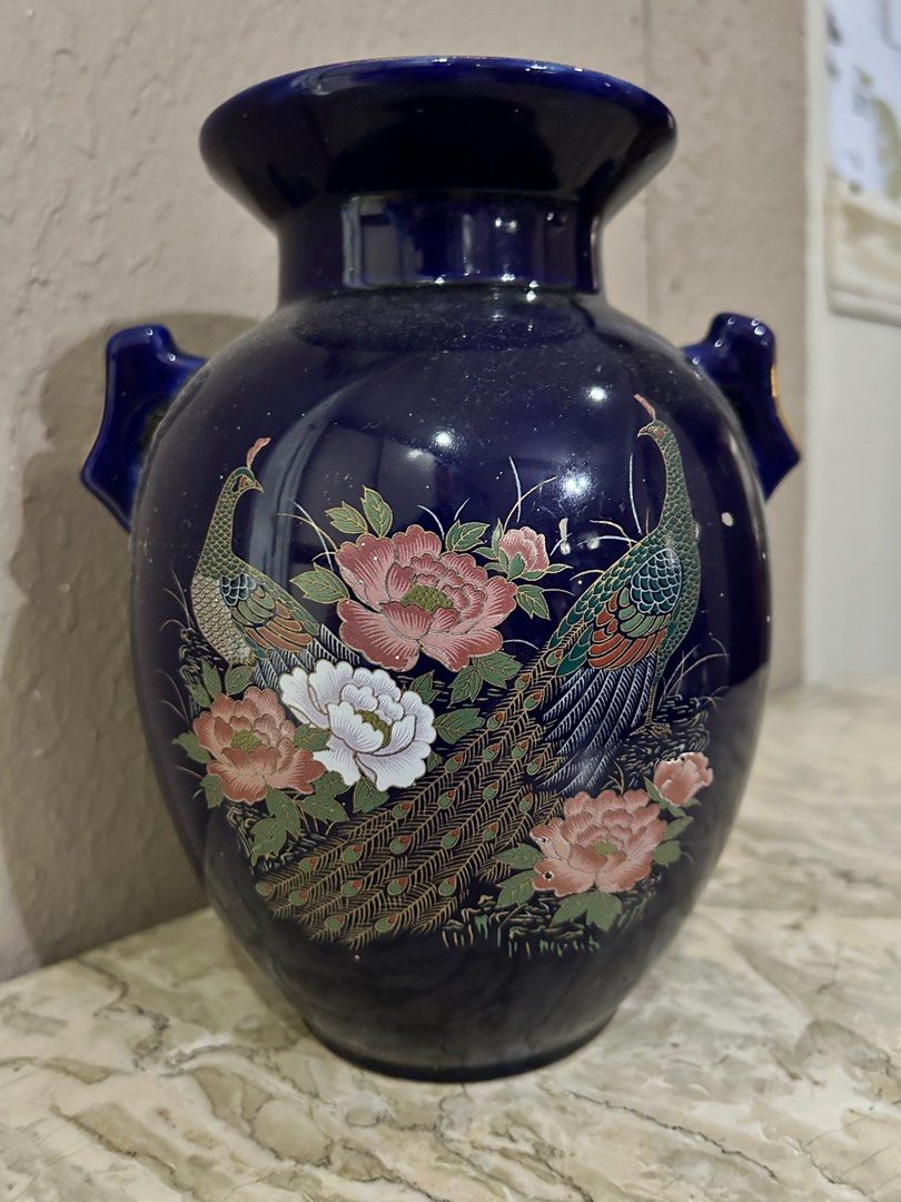 Vintage Peacock Porcelain Vase (Category: Vases & Decorative Bowls) located in Del Monte. Submitted by cheezy_aissa (Listing ID 1339002518, Image 1). Description: .