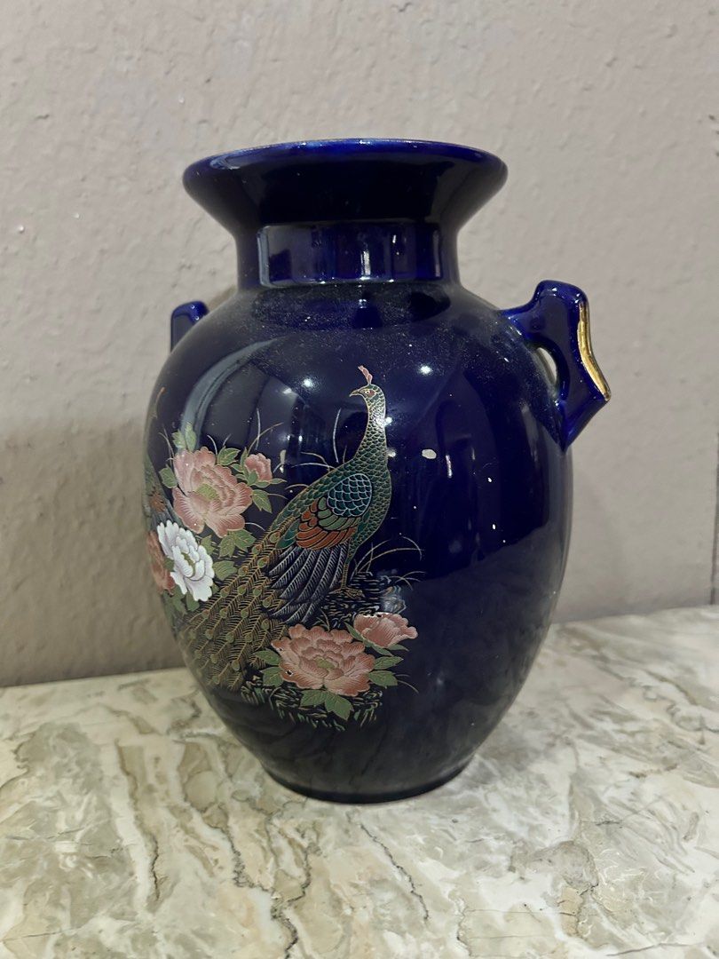 Vintage Peacock Porcelain Vase (Category: Vases & Decorative Bowls) located in Del Monte. Submitted by cheezy_aissa (Listing ID 1339002518, Image 3). Description: .