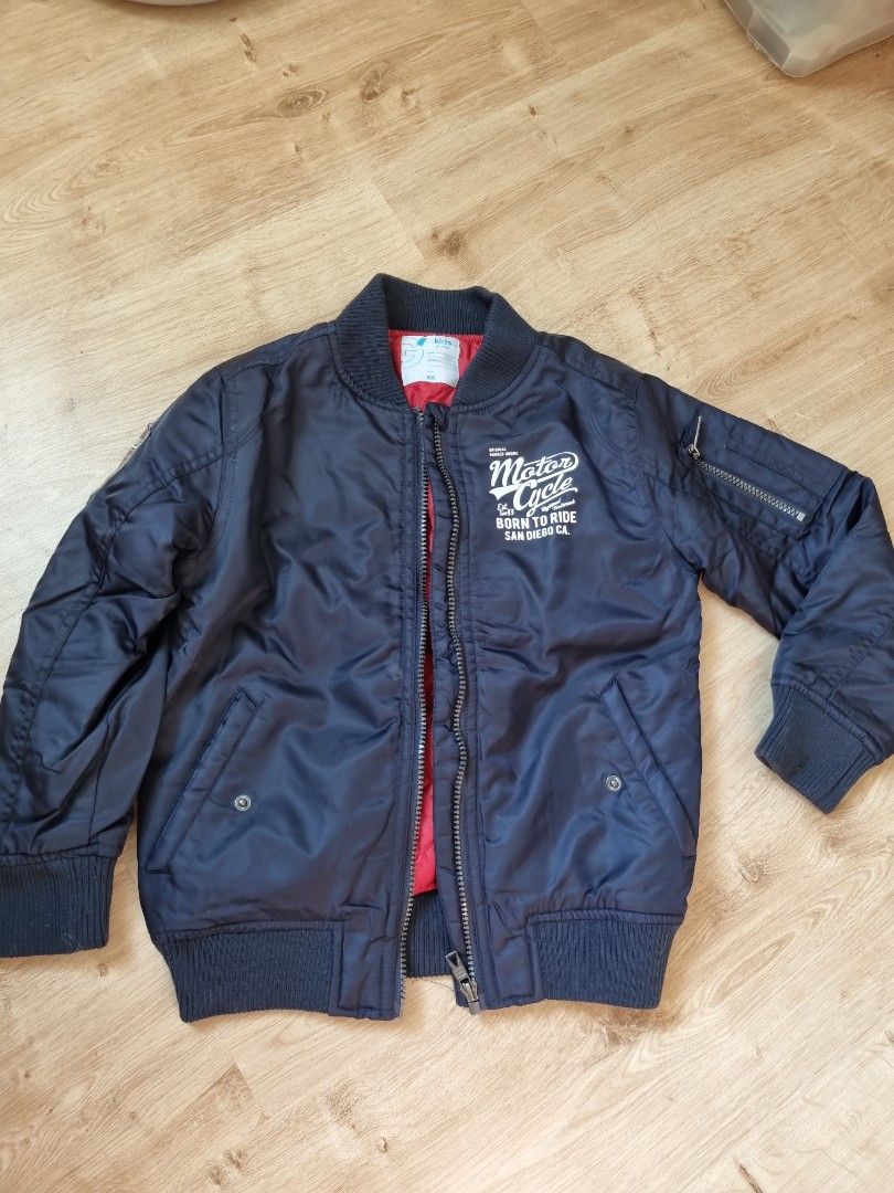 Winter Jacket (Category: Babies & Kids Fashion) located in Singapore. Submitted by sollsel (Listing ID 1339073768, Image 1). Description: Brand new winter jacket for kids 3 yo 5 yo. Pick up novena.