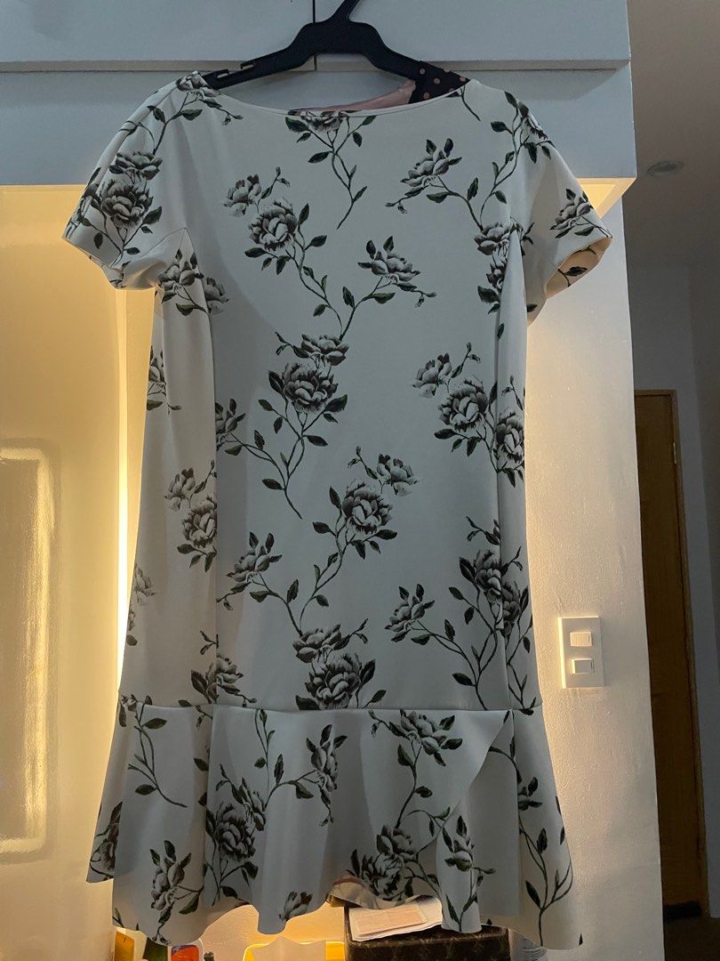 Zara Basic (Category: Dresses) located in Makati City. Submitted by sandzs (Listing ID 1338998482, Image 3). Description: Stretchable can fit up to large. .