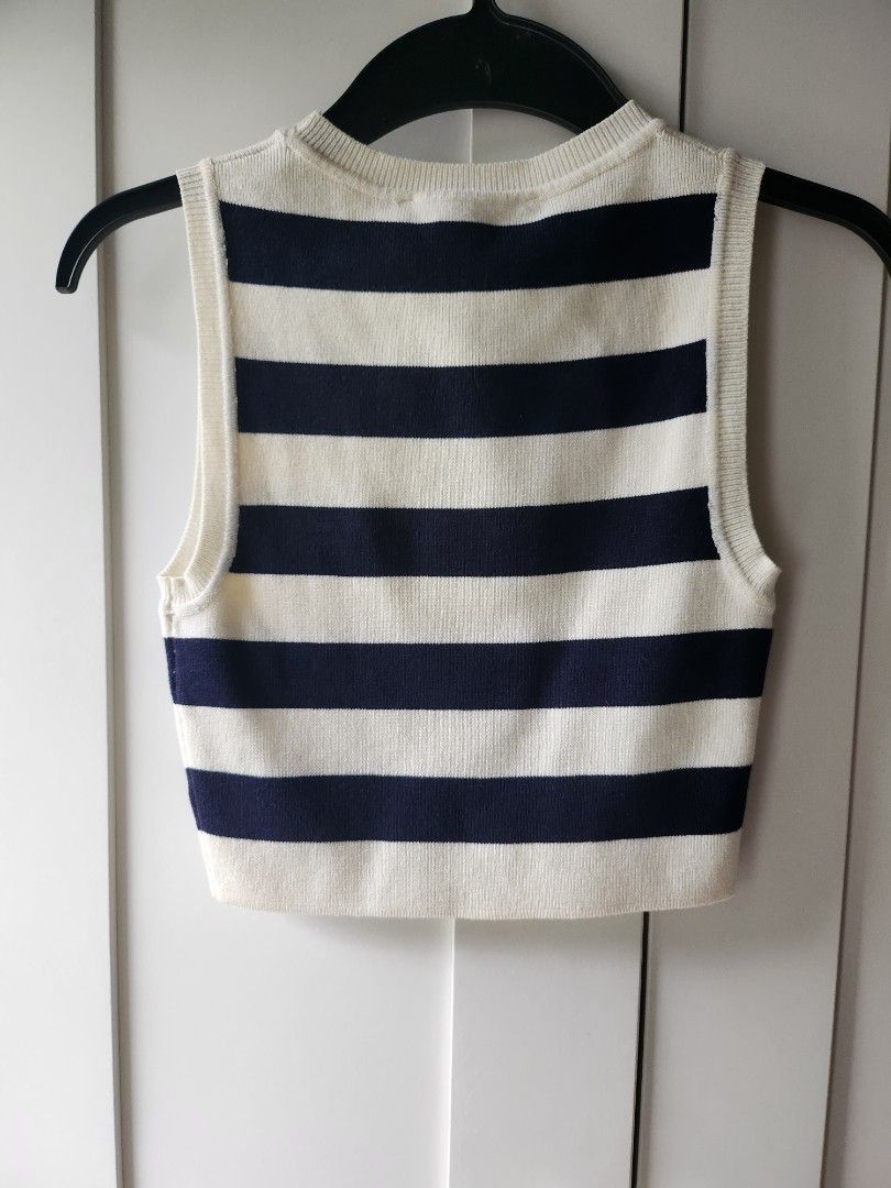 Zara Striped Crop Top (Category: Sleeveless) located in Quezon City. Submitted by six_half (Listing ID 1339066910, Image 2). Description: BNWT Never Used No Flaws Size S on tag.