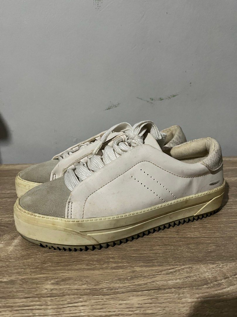 Zara TRF White Sneakers Size 9-10 (Category: Sneakers) located in Bulacan. Submitted by abiee_ (Listing ID 1339009053, Image 2). Description: ORIGINAL ZARA RFS: Decluttering.