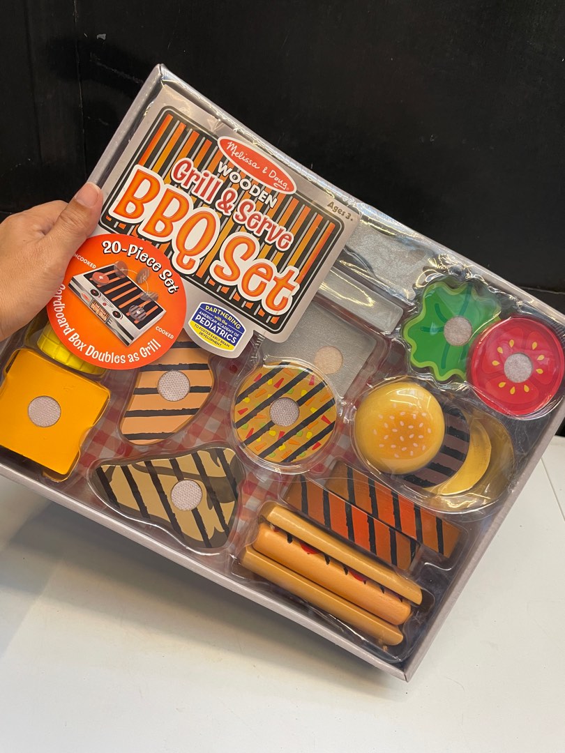 Melissa & Doug Grill & Serve - Set Barbecue In Legno 20 Pezzi Per Bambini 3+ Con Cibo Bifacciale Crudo/Cotto E Scatola Che Diventa Griglia
