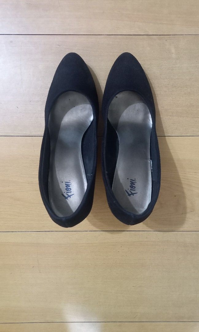 Black Shoes (Category: Wedges) located in Pasig City. Submitted by theelegantcloset (Listing ID 1334417395, Image 1). Description: Selling my preloved black pointed wedge shoes (hard to let go 😔) bought from payless Sturdy and still in wearable condition; Needs cleaning and replacement of heel cork only (3rd photo) ❌ No COD, Lowballers, Joy reservers pls.
