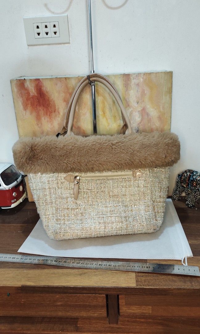 Clathas Vintage-like tote bag (Category: Tote Bags) located in Santa Cruz. Submitted by retroflash (Listing ID 1334477364, Image 2). Description: Super nice bag detachable ang fur very good condition clean inside and out H9, L14, Hand sling Drop 6 inches.