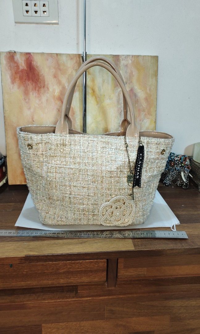 Clathas Vintage-like tote bag (Category: Tote Bags) located in Santa Cruz. Submitted by retroflash (Listing ID 1334477364, Image 3). Description: Super nice bag detachable ang fur very good condition clean inside and out H9, L14, Hand sling Drop 6 inches.