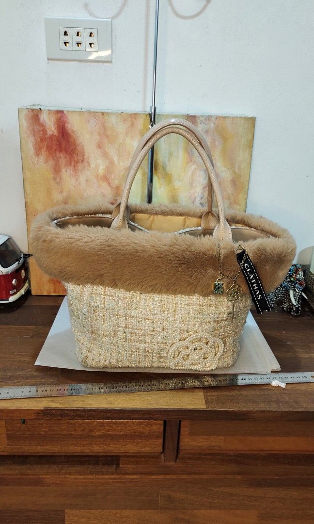 Clathas Vintage-like tote bag (Category: Tote Bags) located in Santa Cruz. Submitted by retroflash (Listing ID 1334477364, Image 1). Description: Super nice bag detachable ang fur very good condition clean inside and out H9, L14, Hand sling Drop 6 inches.