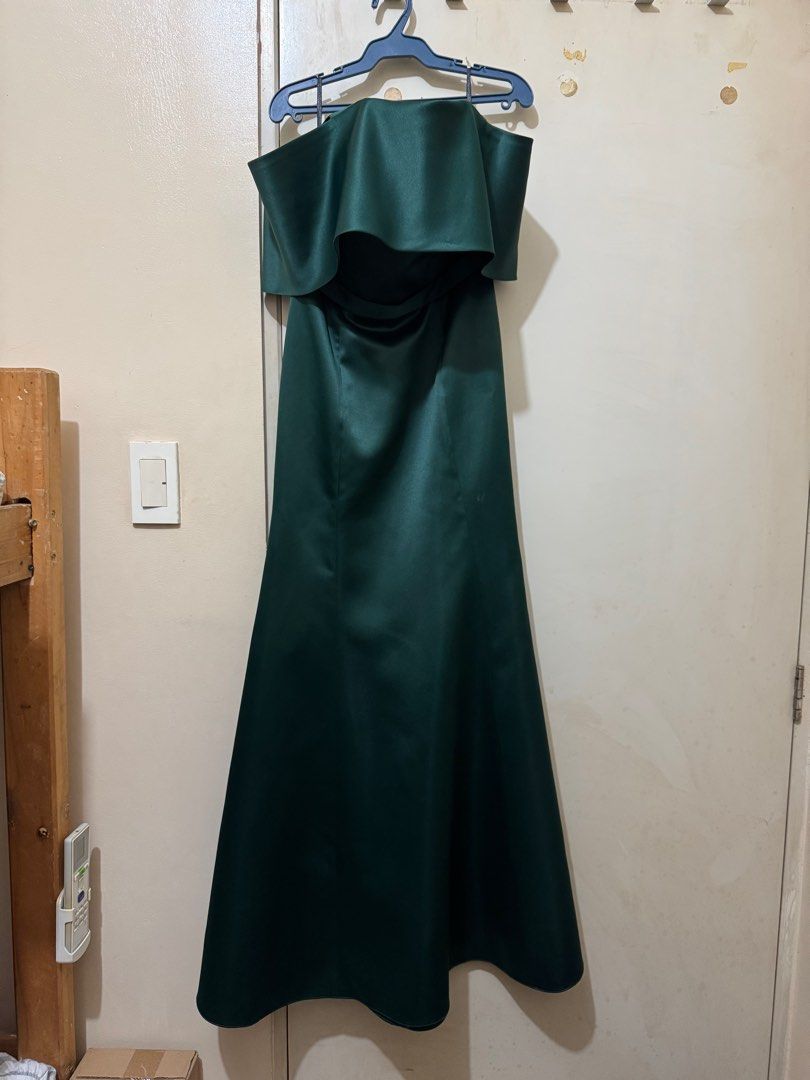 Emerald Green Formal Dress (Category: Dresses) located in Manila. Submitted by declutterxvictoria (Listing ID 1334495668, Image 1). Description: Used once for a debut original price ₱3,600 bought from SM dept store Floor length .