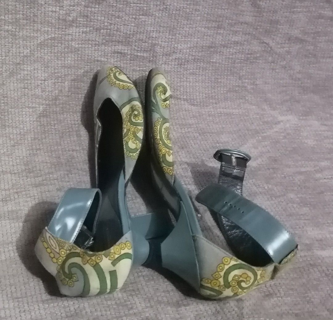 Emilio Pucci shoes sandal sz 37 Decluterring Pamigay Sale Women s Fashion Footwear Flats Sandals on Carousell