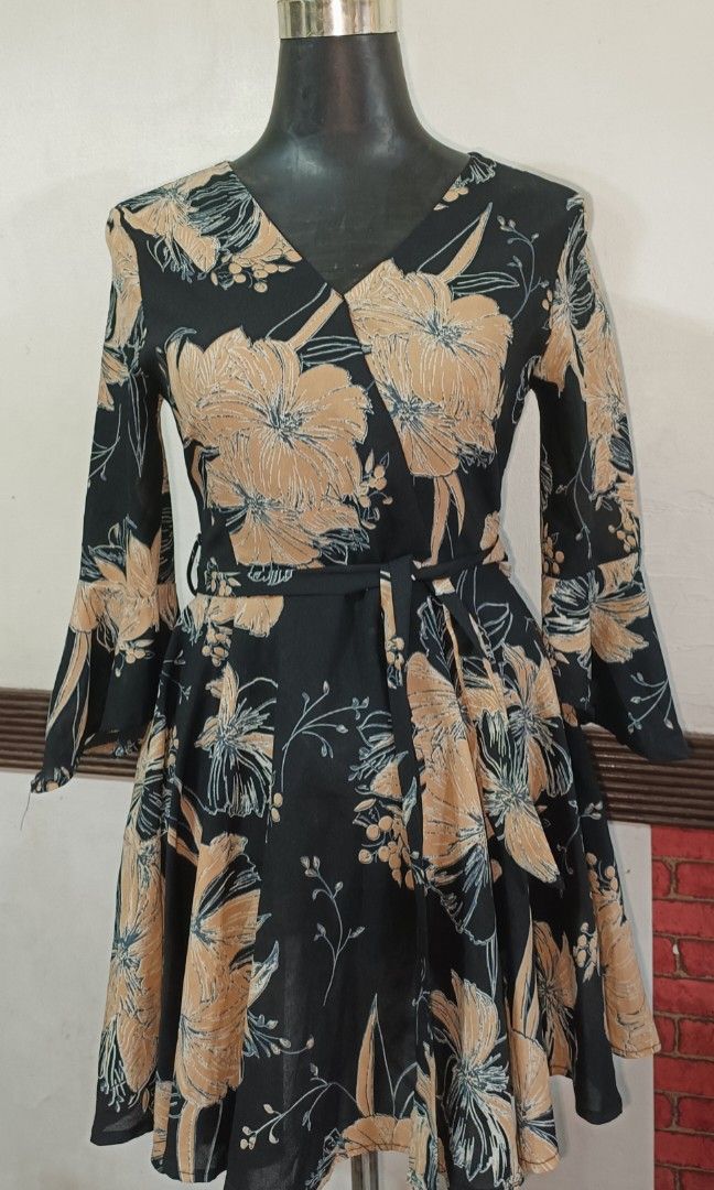Floral mini dress (Category: Dresses) located in Imus. Submitted by cmp888 (Listing ID 1334541490, Image 2). Description: decluttering no flaw, sml to semi med pm for more info.