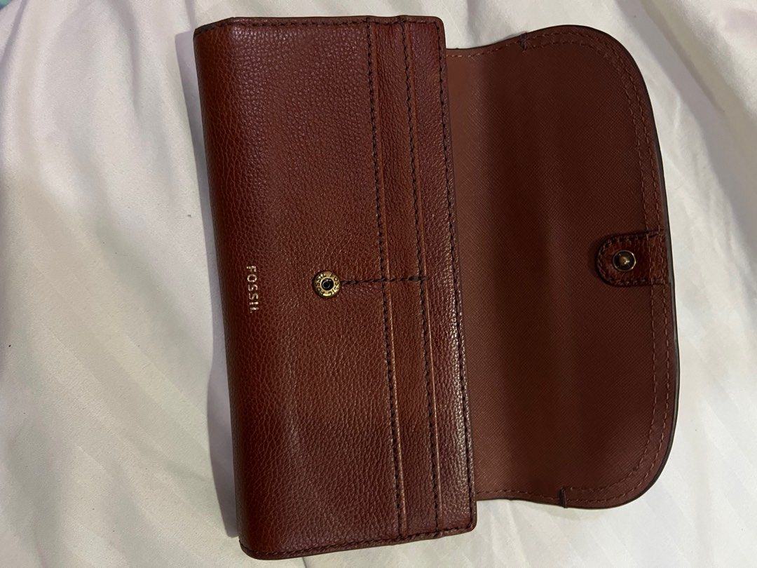 Fossil (Category: Wallets & Card Holders) located in Kuching. Submitted by joey8385 (Listing ID 1334548979, Image 3). Description: Preloved fossil long wallet to let go .