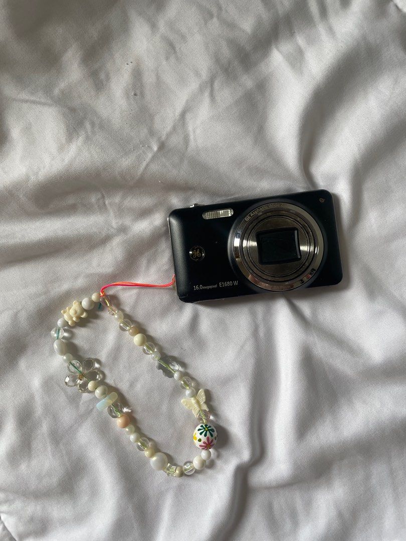 GE E1680W Digital Camera (Category: Cameras) located in Pasig City. Submitted by thegate (Listing ID 1334415947, Image 1). Description: 📸 GE E1680w camera for only ₱700 🌼 16.0 megapixel 🌼 Wide angle 🌼 HDMI output 🌼 8x optical zoom Working: flash, all buttons, sounds Issues: ▪️No battery (lumobo sya when I charged it so I can't put it back anymore) ▪️Tested with a GE neutral battery but didn't work ▪️Slight screen burn ▪️Has slight moist on t
