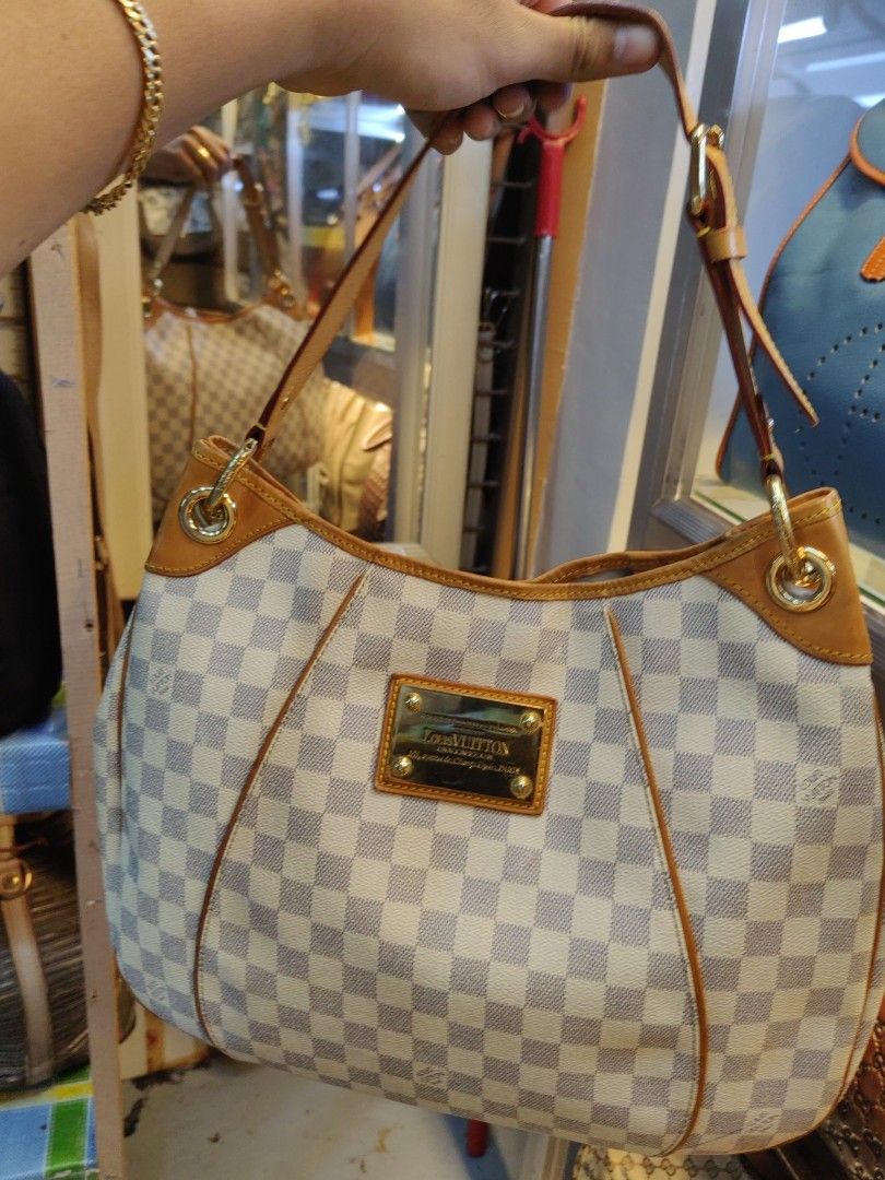 LV BAG (Category: Luxury Bags & Wallets) located in Davao. Submitted by daneyvintage (Listing ID 1334504433, Image 1). Description: with sign of usage please check last photo.