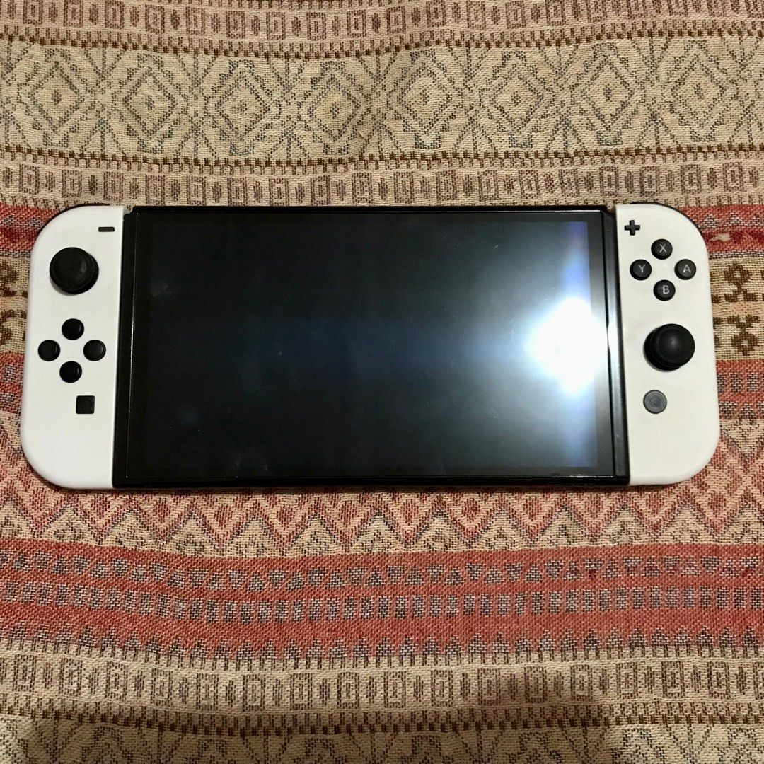 Nintendo Switch OLED White 64gb (Category: Nintendo) located in Quezon. Submitted by declawtteringcat (Listing ID 1334473089, Image 3). Description: -64gb -Complete -Signs of usage in the joy-con (please refer to photos) -No issues -RFS: I barely use it anymore since I game more in my computer..