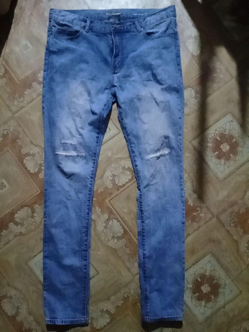 Saint Laurent (Category: Jeans) located in Pili. Submitted by alexsanandres412 (Listing ID 1334504572, Image 1). Description: SAINT LAURENT RIPPED JEANS SIZE 34 L-43 HEM-6 EXCELLENT CONDITION NO ISSUE 1500+SF.