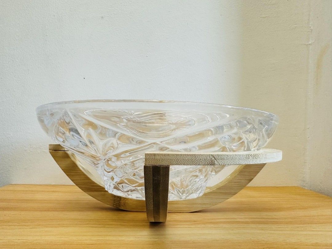 Salad bowl with wood holder (Category: Food Organization & Storage) located in Mandaluyong City. Submitted by home_box.ae (Listing ID 1334454972, Image 1). Description: actual photo posted on hand ready to ship.