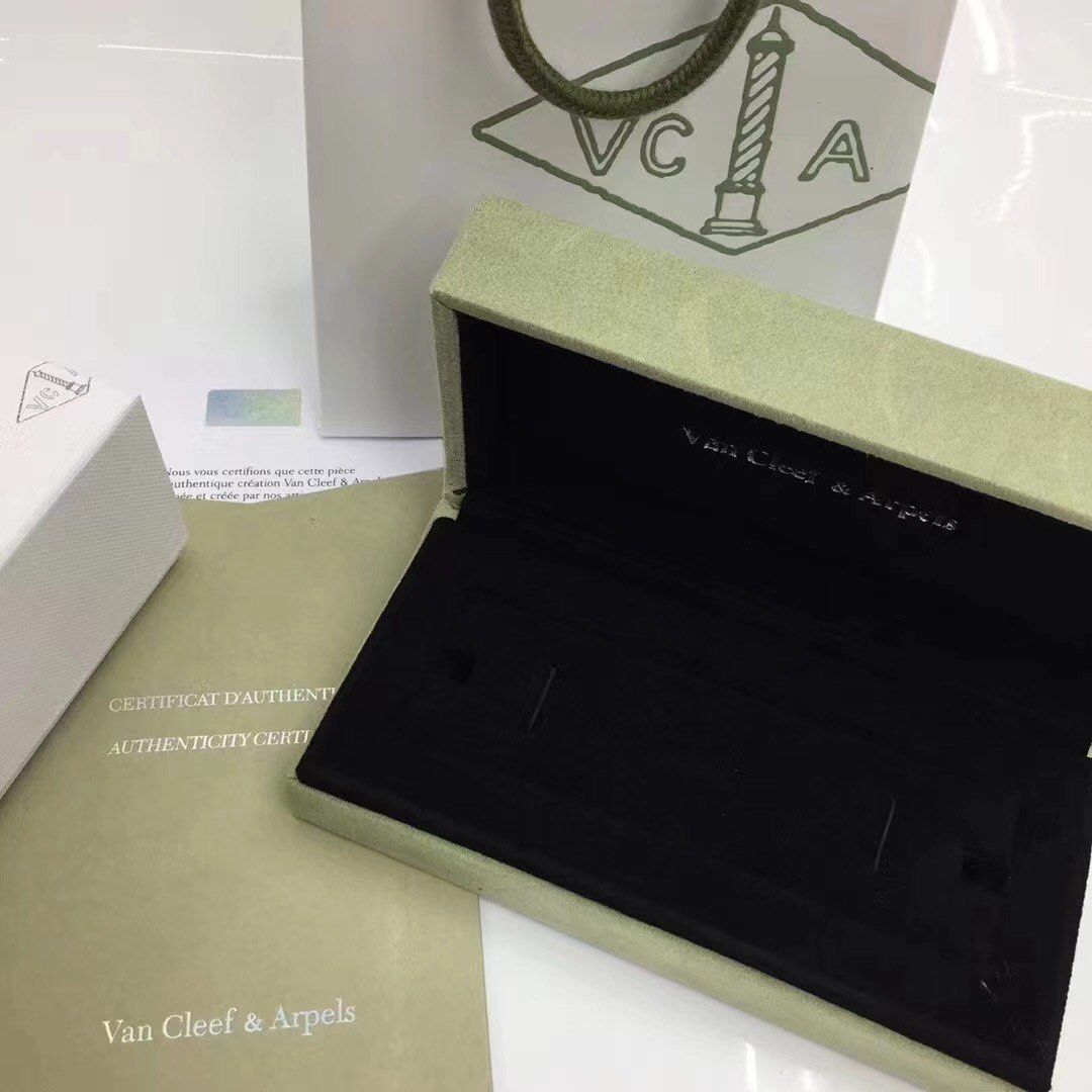 Van Cleef (Category: Bracelets) located in Petaling Jaya. Submitted by aluxa (Listing ID 1334387512, Image 3). Description: 💯 Real 18K Gold 💯 Real Diamonds Full Set Packaging (Box , Certificate ,Bag) Product from Hong Kong.