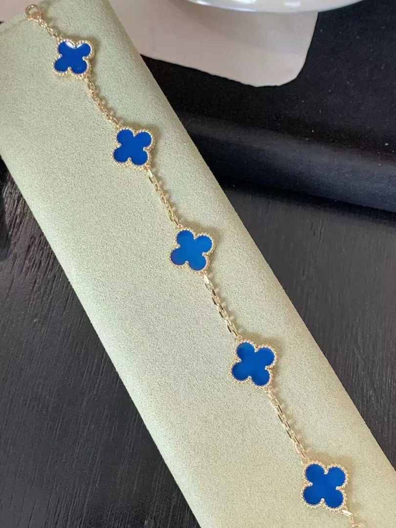 Van Cleef (Category: Bracelets) located in Petaling Jaya. Submitted by aluxa (Listing ID 1334387512, Image 2). Description: 💯 Real 18K Gold 💯 Real Diamonds Full Set Packaging (Box , Certificate ,Bag) Product from Hong Kong.