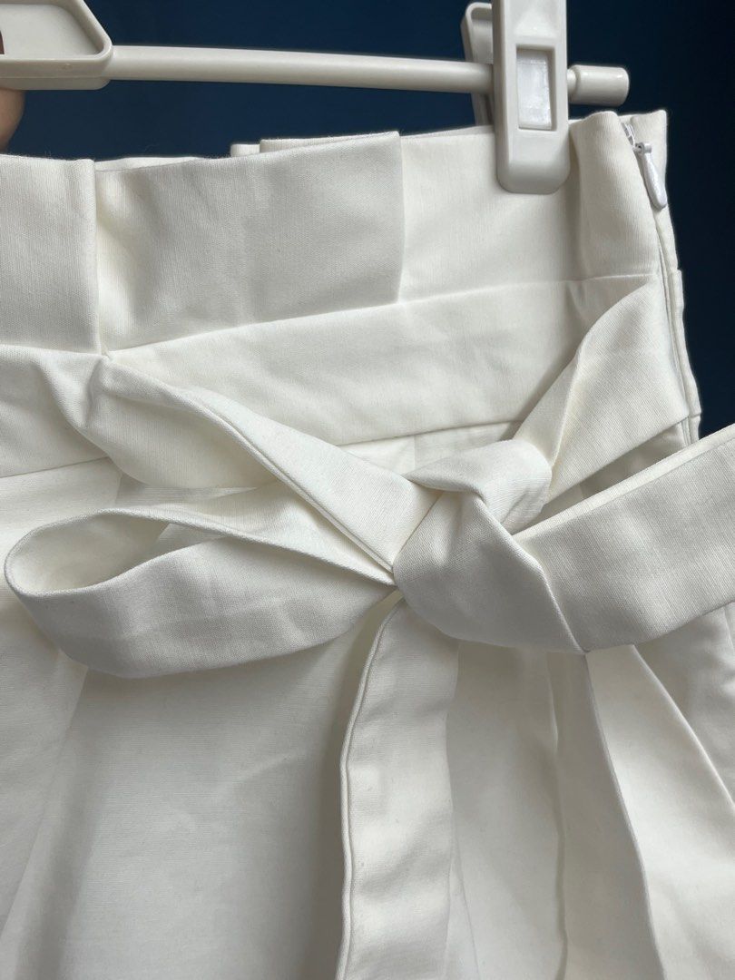 Zara White Paperbag Shorts (Category: Shorts) located in Quezon City. Submitted by wednesday21 (Listing ID 1334386924, Image 3). Description: Zara white paperbag shorts. Self-tie ribbon and concealed zipper on the side. Front pockets. 3-day reservation only. Once offer is accepted, payment is expected to be made within 3 days..