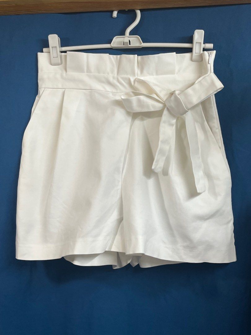 Zara White Paperbag Shorts (Category: Shorts) located in Quezon City. Submitted by wednesday21 (Listing ID 1334386924, Image 1). Description: Zara white paperbag shorts. Self-tie ribbon and concealed zipper on the side. Front pockets. 3-day reservation only. Once offer is accepted, payment is expected to be made within 3 days..