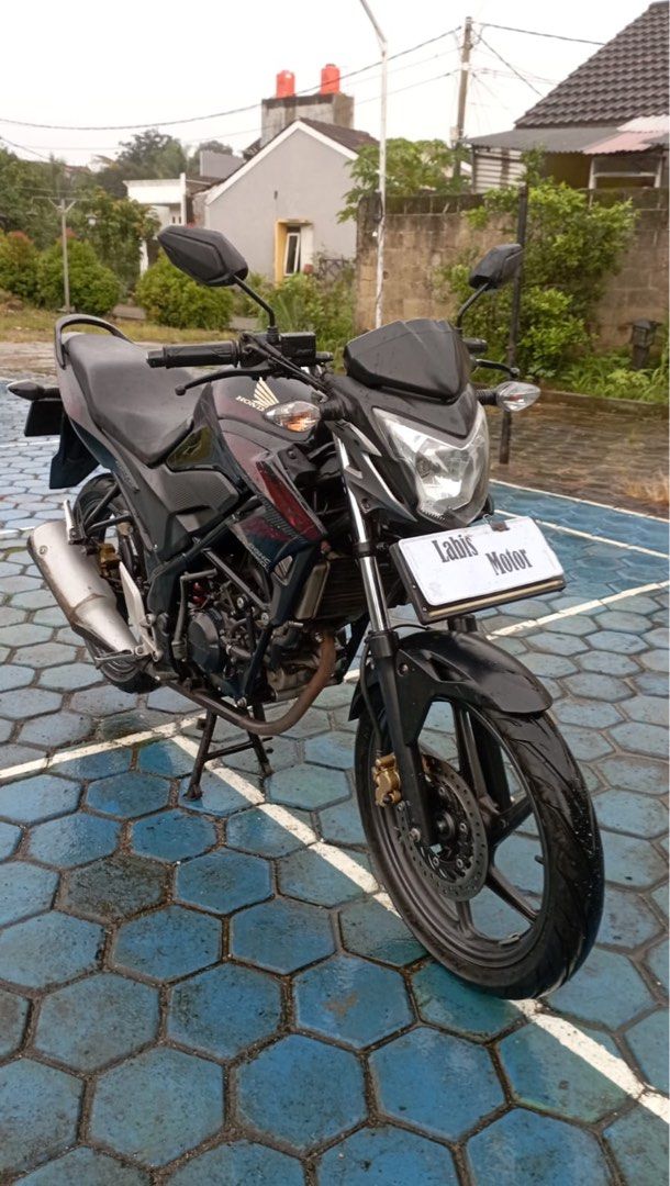 Cb 150 2011 top