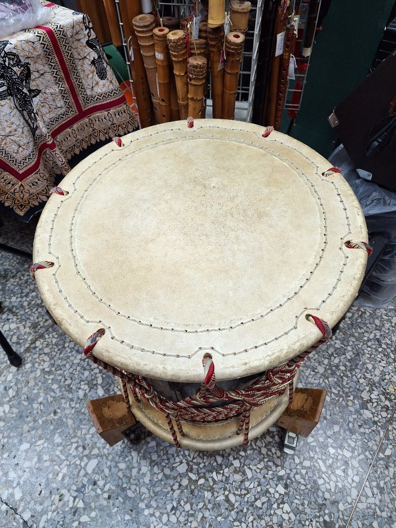 72，日式太鼓+鼓架+鼓棒一組（繩子鼓），二手價～5500 鼓皮長48cm 鼓高度54cm 含鼓架共高71cm 有一面鼓皮 有一道傷痕，已用膠補起來，不影響打擊與音色