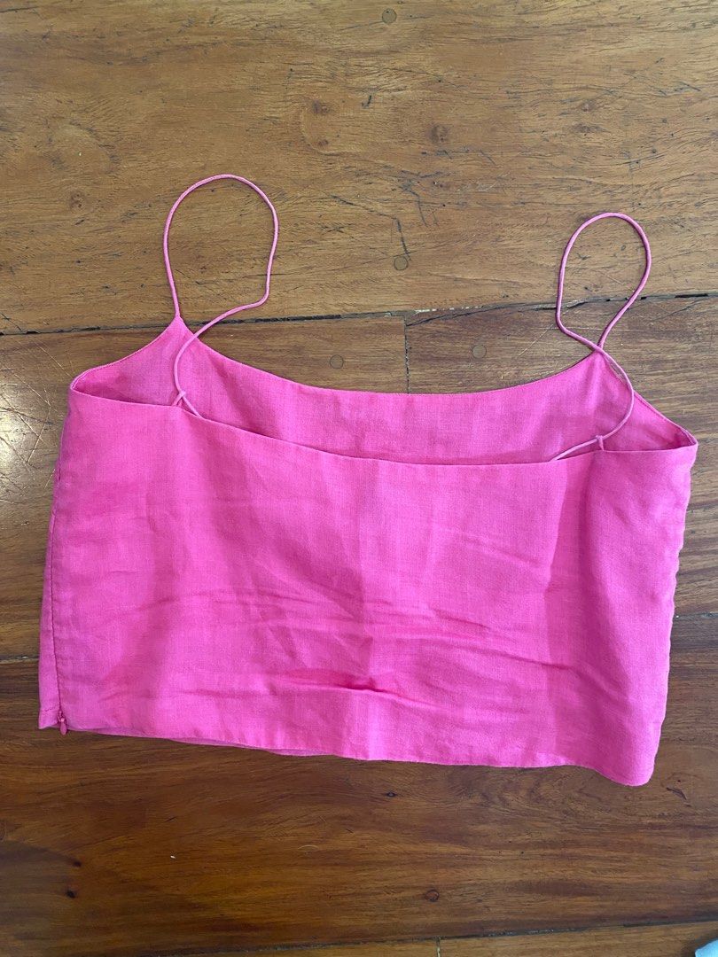 Araw the line Presko top (Category: Sleeveless) located in Quezon City. Submitted by athrifts (Listing ID 1334571529, Image 2). Description: Bought from another carouseller for Php 2,500 RFS: not my size.
