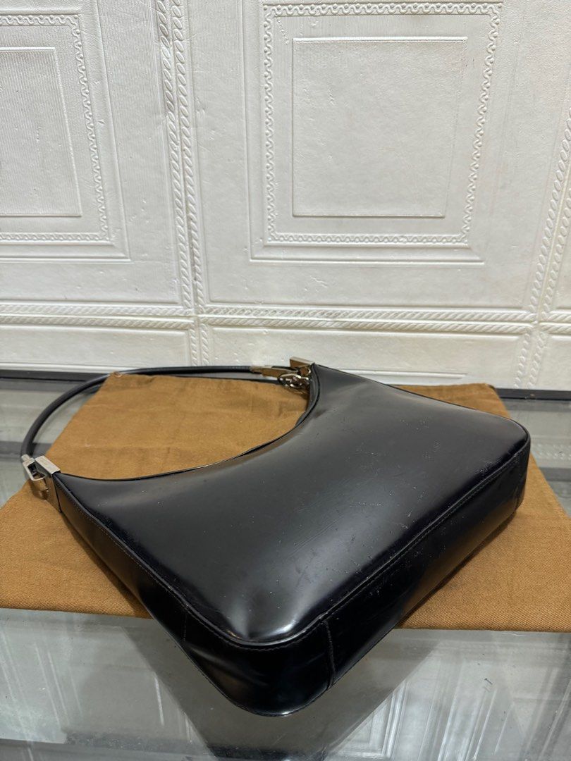 Authentic gucci patent shoulder bag (Category: Luxury Bags & Wallets) located in Rizal. Submitted by houseofbell (Listing ID 1334715146, Image 3). Description: Still good condition No flaws Normal sign of usage 💯 authentic Dimension 10.5x9 inches.