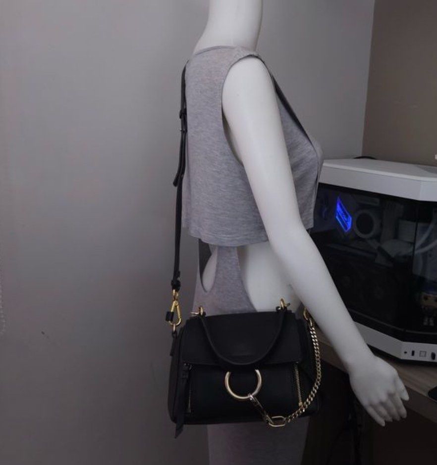 Chloe faye (Category: Luxury Bags & Wallets) located in Santa Ana. Submitted by astonandariana (Listing ID 1334619378, Image 1). Description: .