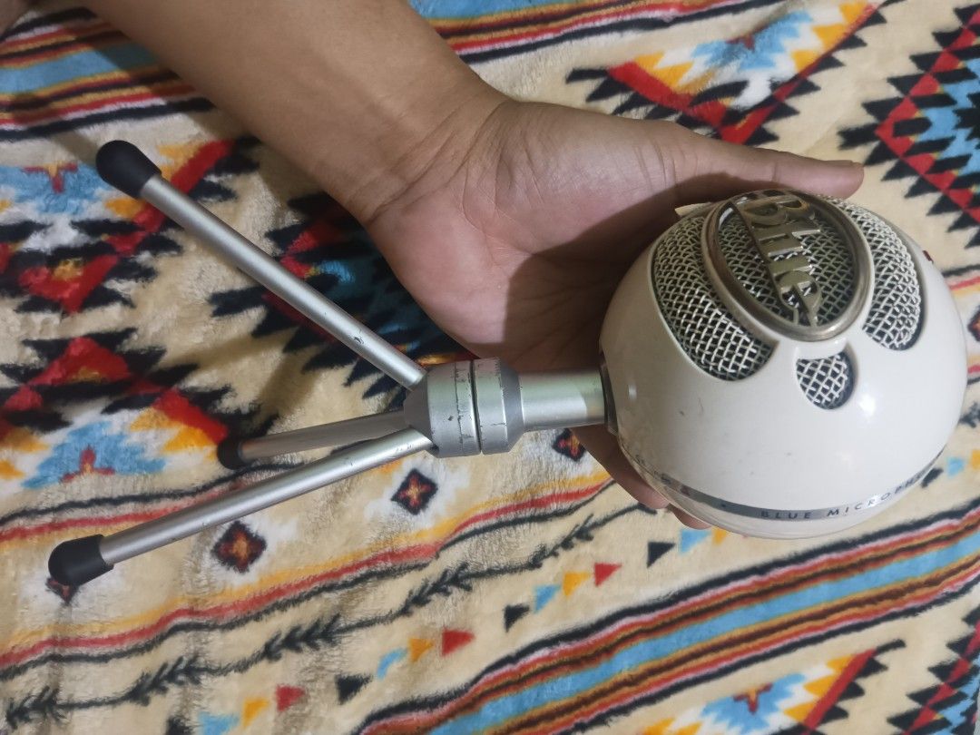 Defective logitech snowball ice microphone (Category: Microphones) located in Quezon City. Submitted by markgolveo (Listing ID 1334617808, Image 3). Description: Defective logitech snowball ice microphone tested with power undetected on pc windows.