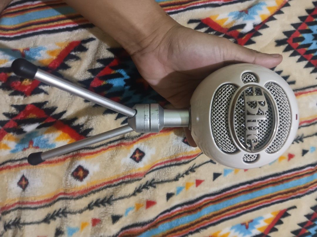 Defective logitech snowball ice microphone (Category: Microphones) located in Quezon City. Submitted by markgolveo (Listing ID 1334617808, Image 2). Description: Defective logitech snowball ice microphone tested with power undetected on pc windows.