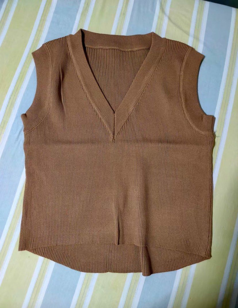Korean Knitted V Neck Top (Category: Blouses) located in Manila. Submitted by _closet_declutter_ (Listing ID 1334614441, Image 2). Description: .