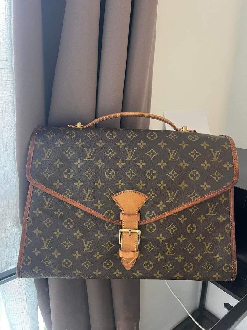 laptop bag (Category: Luxury Bags & Wallets) located in Cabadbaran. Submitted by luxurysourcedbyjinx (Listing ID 1334709008, Image 1). Description: .