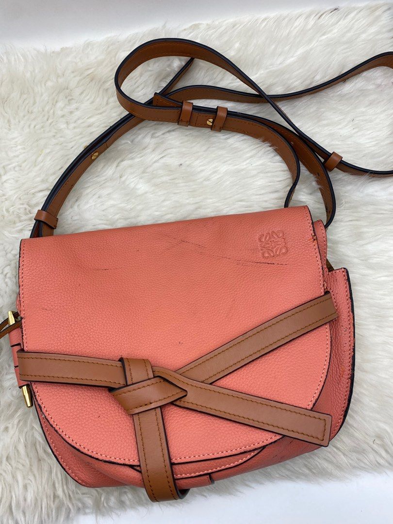 Loewe Gate Sling bag 😍 (Category: Luxury Bags & Wallets) located in Bacolod City. Submitted by chuchaystuffs (Listing ID 1334564376, Image 2). Description: Super mahal nito 😍swerte if orig My onting dumi lgn na needs linisin, self authentication is advised , pro “parang” orig po sya kayo na bahala pa authenticate. See pics for reference .