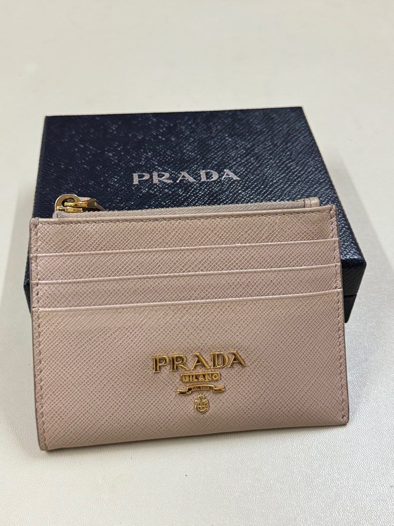 Prada （分類：手袋及銀包）位於 Hong Kong。 由 nnyannn 提交（商品編號 1334585679，圖片 3）。簡介： 2018年購入 有盒有單據 盒內白布有黃點 有微量使用痕跡 長: 約12cm 闊: 約0.5cm 高: 約9cm。