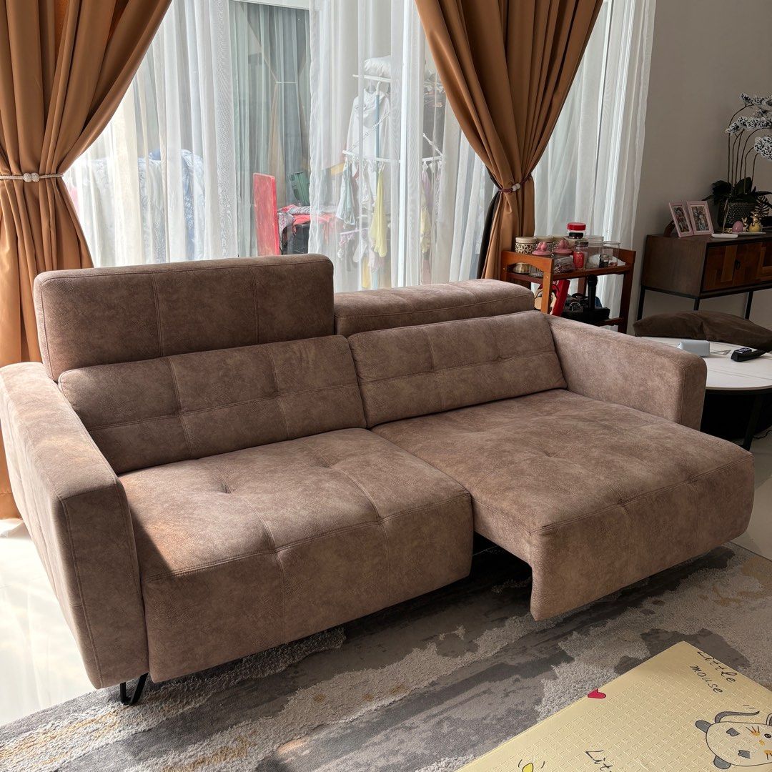 Sofas (Category: Sofas) located in Kuala Lumpur. Submitted by ayammee (Listing ID 1334574365, Image 3). Description: Self pickup 2 & 3 seater in set Self viewing available, melawati area Still under 7 years of warranty Just dm if you have any questions.