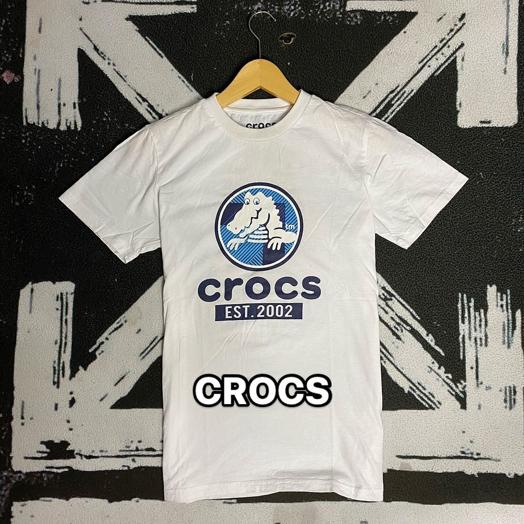 T-shirt Crocs, Fesyen Pria, Pakaian Atasan di Carousell