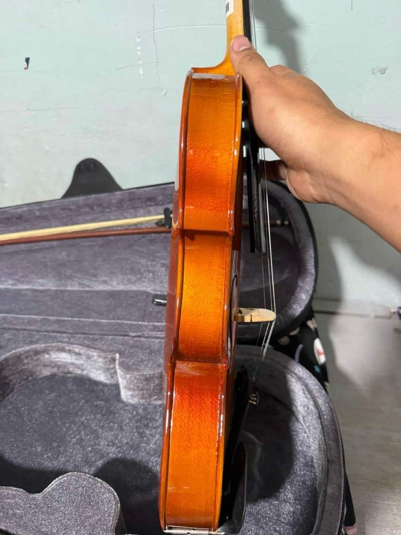 Violin bachendorff 4/4 concert series (Category: Musical Instruments) located in Caloocan City. Submitted by louisamosc23364 (Listing ID 1334623241, Image 1). Description: pm me for inquiries maayos pa itong gamitin.