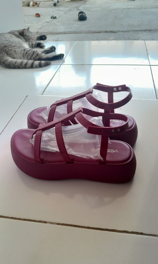 ala melissa Ala Melissa Shoes fuschia, Fesyen Wanita, Perhiasan di Carousell