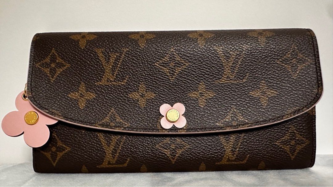 Louis Vuitton LV wallet (Category: Luxury Bags & Wallets) located in Quezon City. Submitted by ror-y (Listing ID 1334876933, Image 2). Description: Louis Vuitton Long Bifold Wallet.