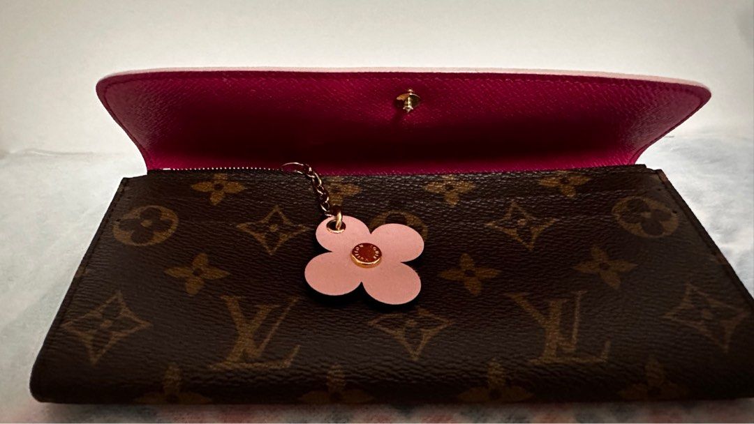 Louis Vuitton LV wallet (Category: Luxury Bags & Wallets) located in Quezon City. Submitted by ror-y (Listing ID 1334876933, Image 3). Description: Louis Vuitton Long Bifold Wallet.