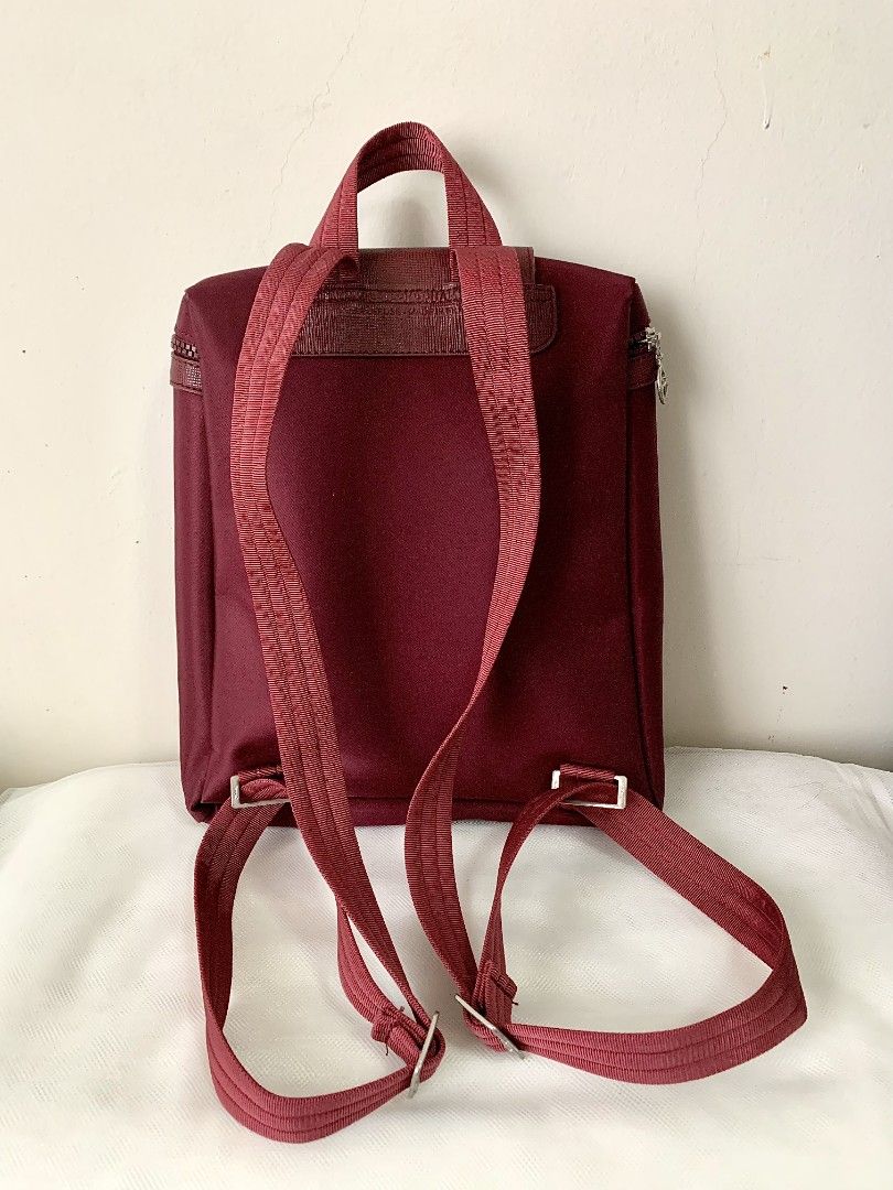 Backpack Maroon (Category: Backpacks) located in Kuala Lumpur. Submitted by aisyaspreloved (Listing ID 1334806593, Image 2). Description: - Item As is - measurement - 27x30x9cm - No Negotiation will be assisted serious buyer just Chat these details before pick-up;- Name: Date Collection: Time Collection: for Collection purposes Vehicle plate No:.