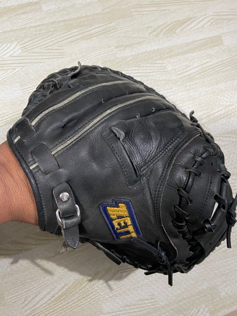 baseball gloves (Category: Sports & Fitness Nutrition) located in Calamba. Submitted by thriftingoverload (Listing ID 1334753030, Image 2). Description: plus shipping fee aspack (4pcs) pag isa isa lang ang price nasa first pic plus sf.