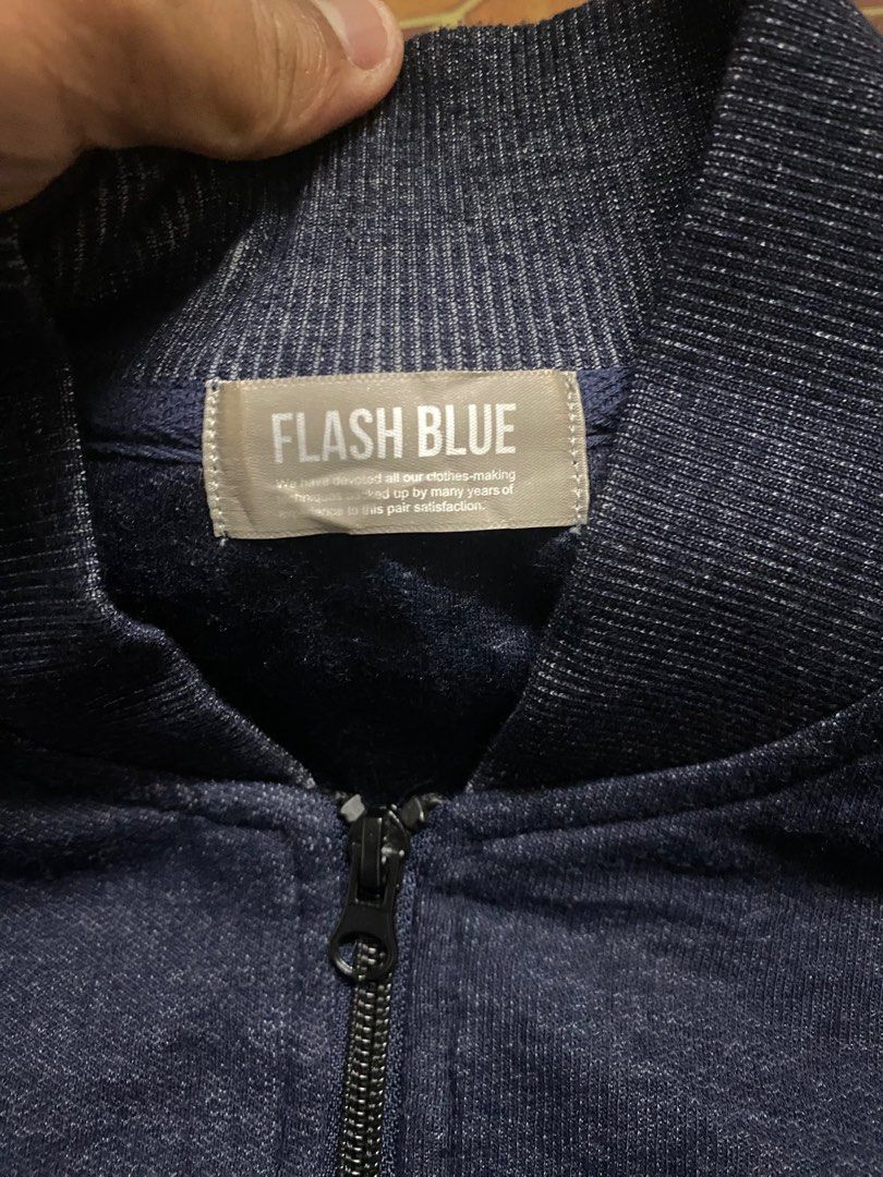 Bomber jacket (Category: Coats, Jackets and Outerwear) located in Gurun. Submitted by izz_store (Listing ID 1334840370, Image 3). Description: Ukuran manual 22.5/26 Condition cemerlang Ada zip pocket sisi .