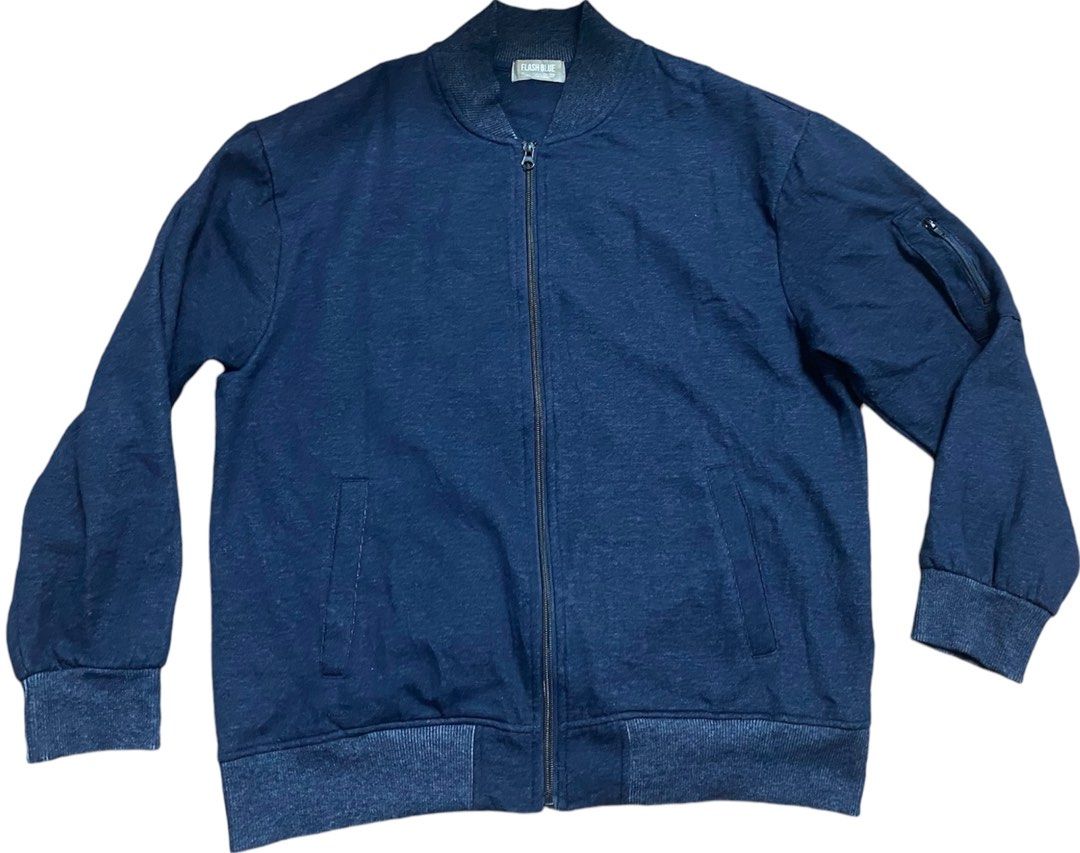 Bomber jacket (Category: Coats, Jackets and Outerwear) located in Gurun. Submitted by izz_store (Listing ID 1334840370, Image 1). Description: Ukuran manual 22.5/26 Condition cemerlang Ada zip pocket sisi .