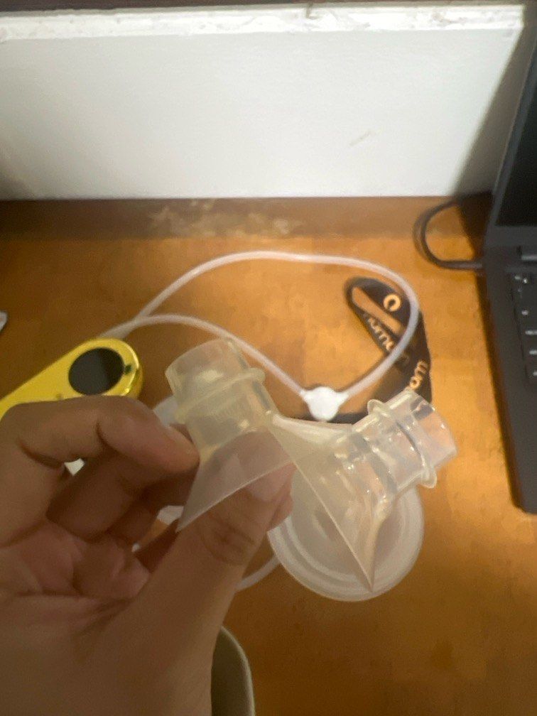 Breastpump (Category: Breastfeeding & Bottle Feeding) located in Kuala Lumpur. Submitted by natasyaroh22012 (Listing ID 1334819667, Image 3). Description: To sell. Numom luxe 2.0. Bekas dah kekuningan sedikit. .